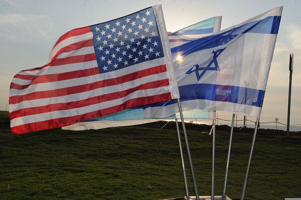 800px-U.S._and_Israeli_flags_are_flown_in_preparation_for_a_media_event_during_Austere_Challenge_2012_in_Israel_121024-F-SM325-002